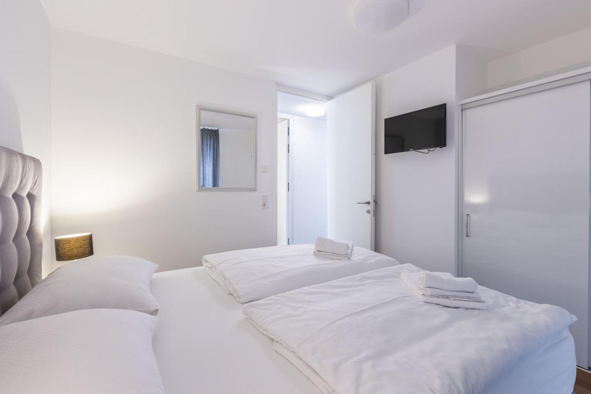Bellevue Residences - Luxurious Lakeside Apartments 젤암제 외부 사진